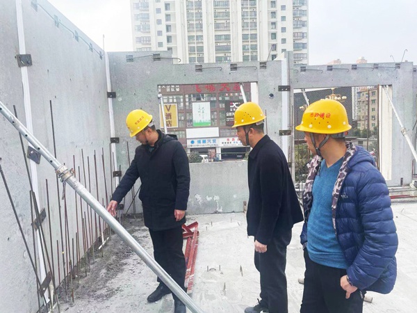 南昌市政建設集團黨委副書記總經(jīng)理王海龍前往桃花南路安置房項目檢查指導1.jpg