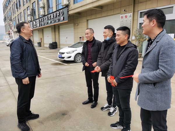 南昌市政建設(shè)集團(tuán)領(lǐng)導(dǎo)春節(jié)慰問(wèn)春節(jié)值班員工6001.jpg