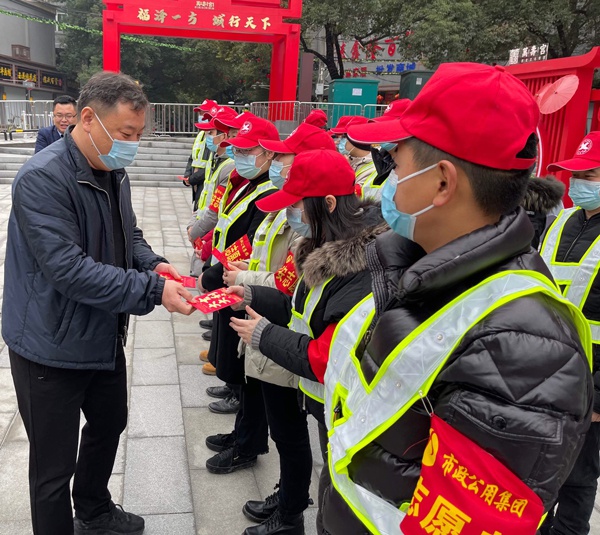 南昌市政建設(shè)集團(tuán)領(lǐng)導(dǎo)春節(jié)慰問(wèn)春節(jié)值班員工6002.jpg