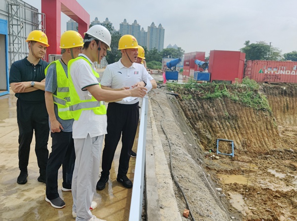 南昌市政建設(shè)集團(tuán)慰問(wèn)端午堅(jiān)守一線(xiàn)工人6001.jpg