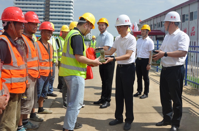 南昌市政公用集團鄭學(xué)平到工程建設(shè)一線送清涼6910.jpg