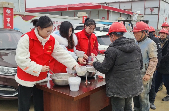 南昌市政建設(shè)集團(tuán)到項目一線慰問員工開展送湯圓活動691.jpg