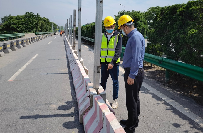 王海龍深入S49項目一線督導(dǎo)檢查建設(shè)進(jìn)度691.jpg