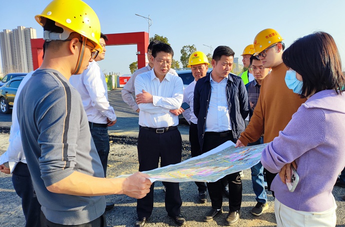 市政公用集團(tuán)劉順保到朱橋東路項(xiàng)目、昌東三路項(xiàng)目、秦坊安置房項(xiàng)目調(diào)研