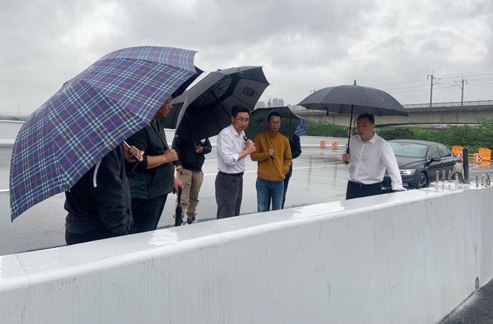 徐旭前往南昌縣河洲路項(xiàng)目、小藍(lán)大道快速化項(xiàng)目調(diào)研pg